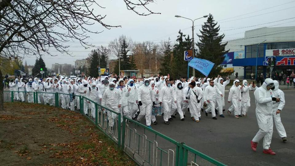 Десятки болельщиков прошли маршем по улицам Никополя