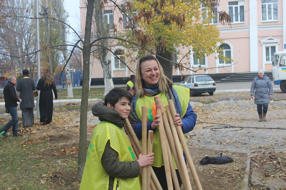 Председатель группы Юлия Барса выдает каждому по лопате