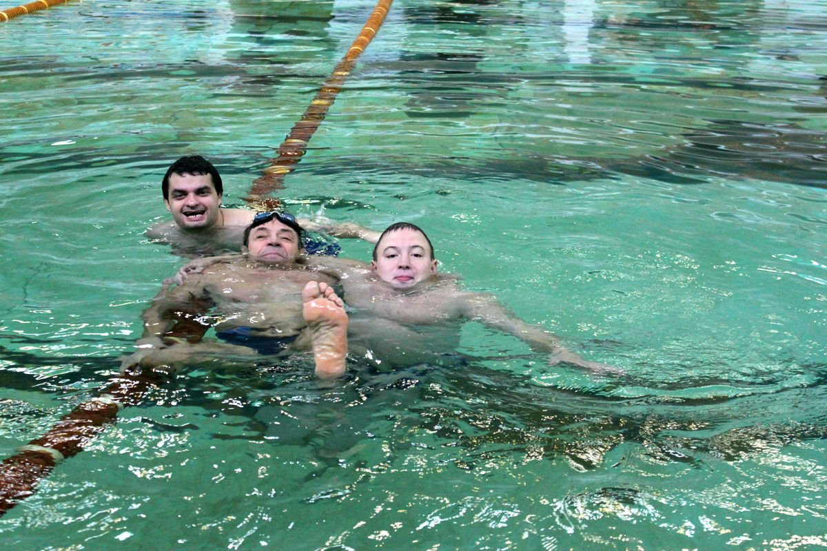 Люди с инвалидностью в бассейне