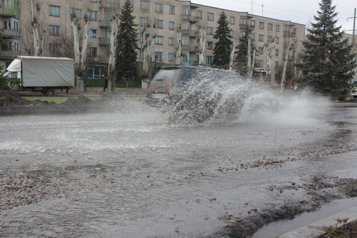 Затопленная дорога по улице Электрометаллургов в сторону автовокзала