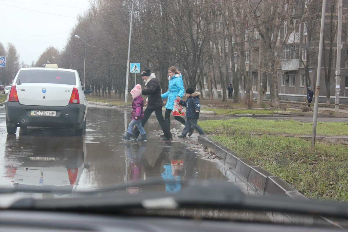 Пешеходы преодолевают препятствия по улице Шевченко