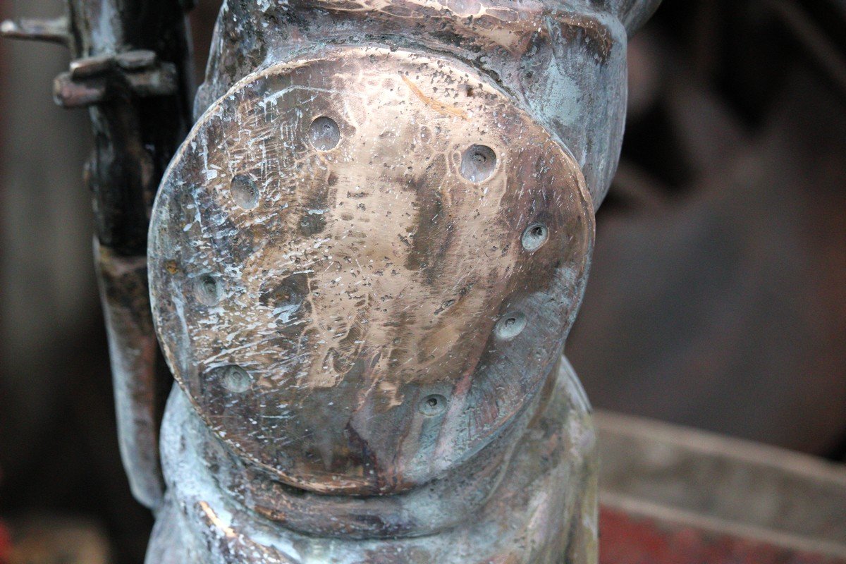 Скульптор покрыл фигуру защитной патиной, чтобы бронза не окислялась