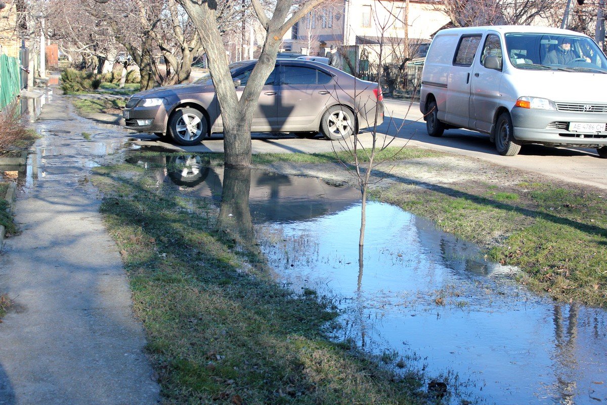 Вода из канализации течет во двор к жителям