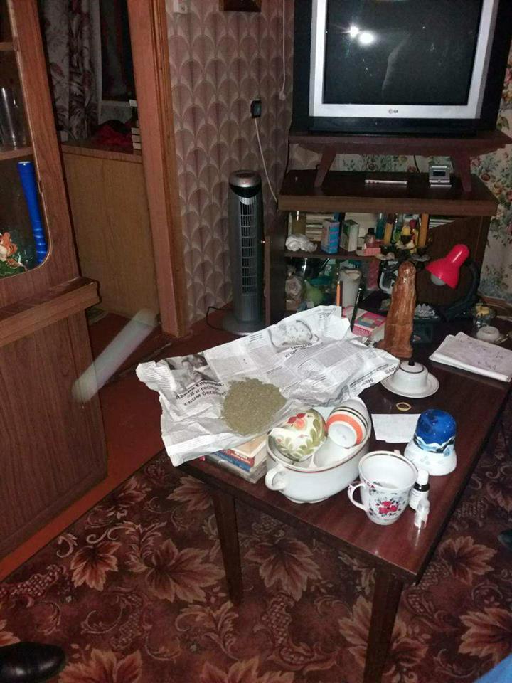 В квартире мужчины обнаружили два газетных свертка с измельченной травой, предположительно марихуаной