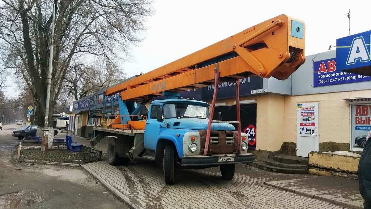 Обрезка деревьев проводится автовышкой