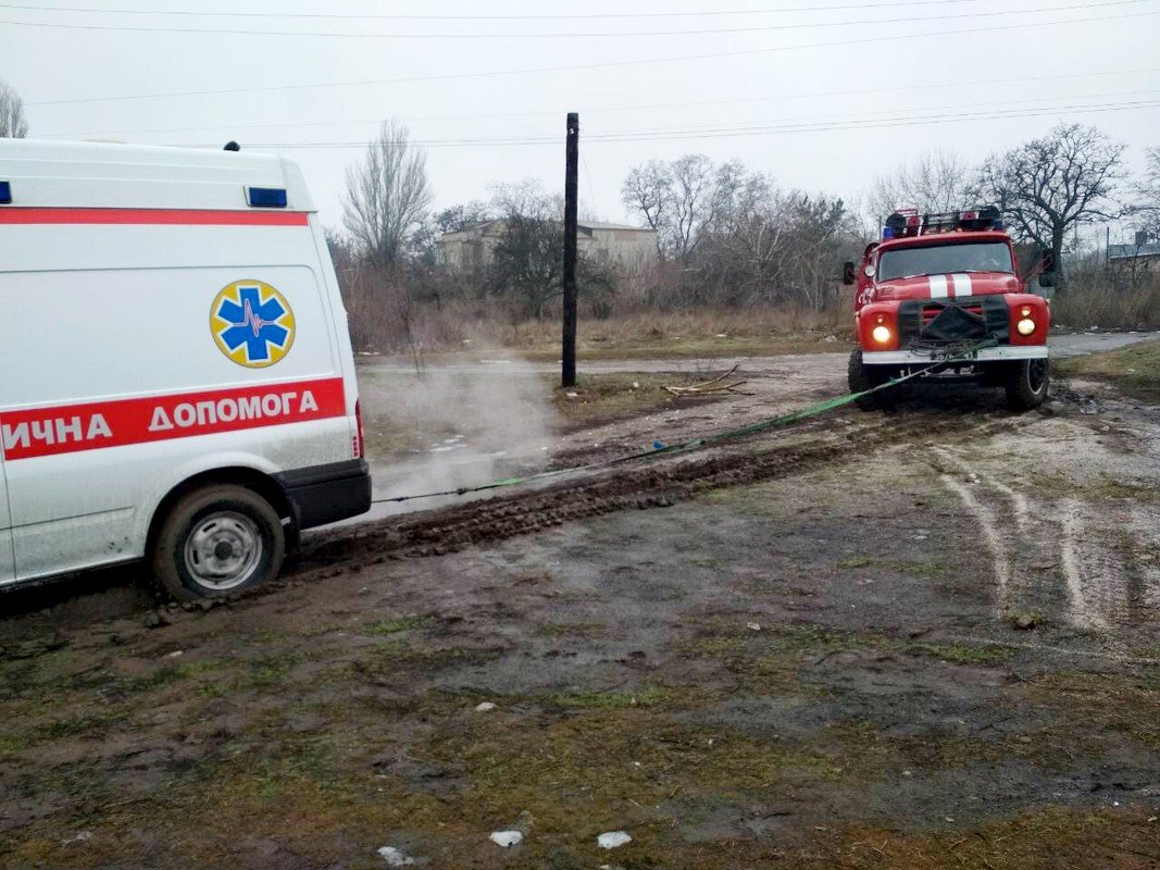 На улице Первомайской карета скорой помощи застряла в грязи 