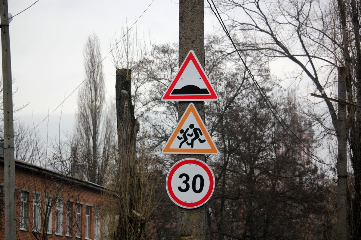 В Никополе установили 12 дорожных знаков