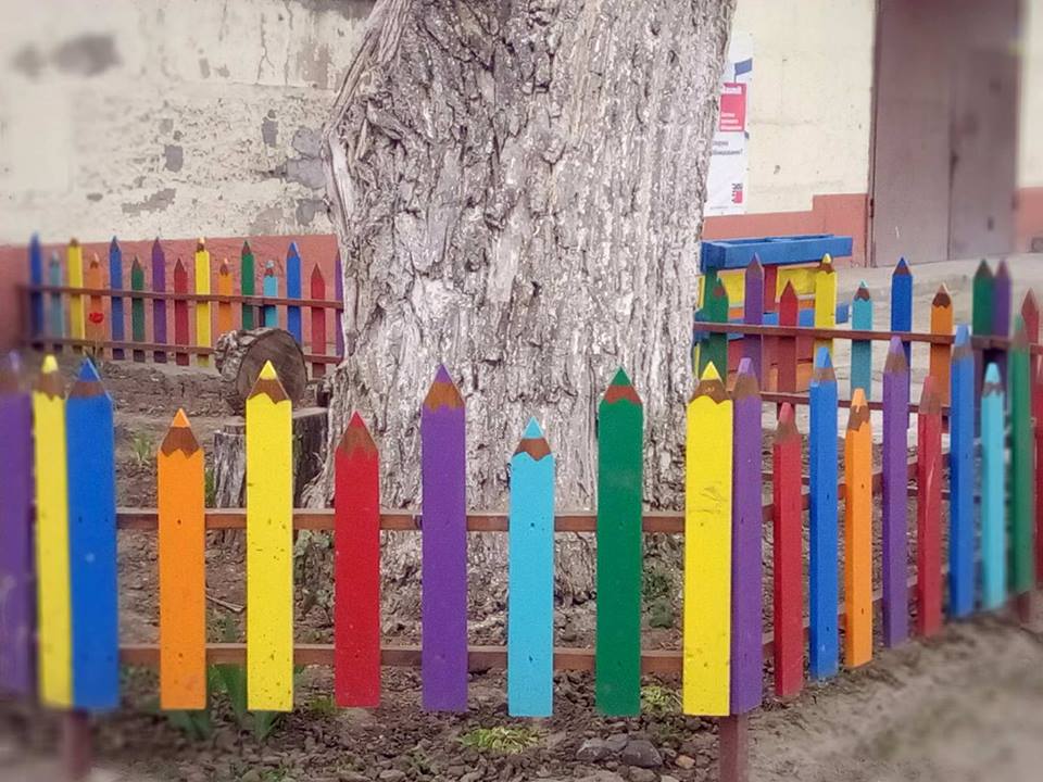 Веселый забор из карандашей 
