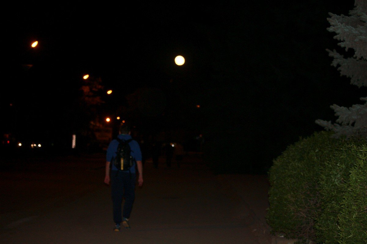 Этой ночью полная Луна нависла над Никополем
