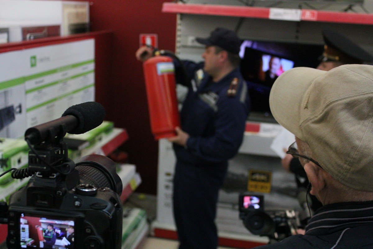 В зале магазина "Эльдорадо" соблюдены правила пожарной безопасности