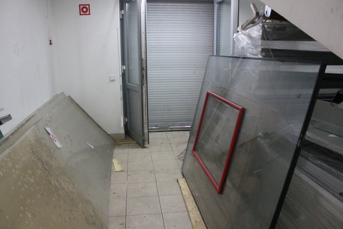 Один из выходов загроможден в связи с закрытием торгового зала на первом этаже