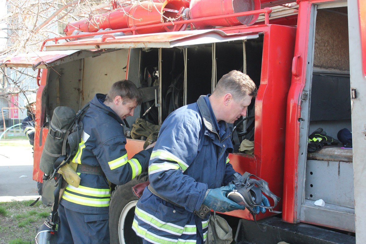 Спасатели 28 пожарно-спасательной части выполняют задание