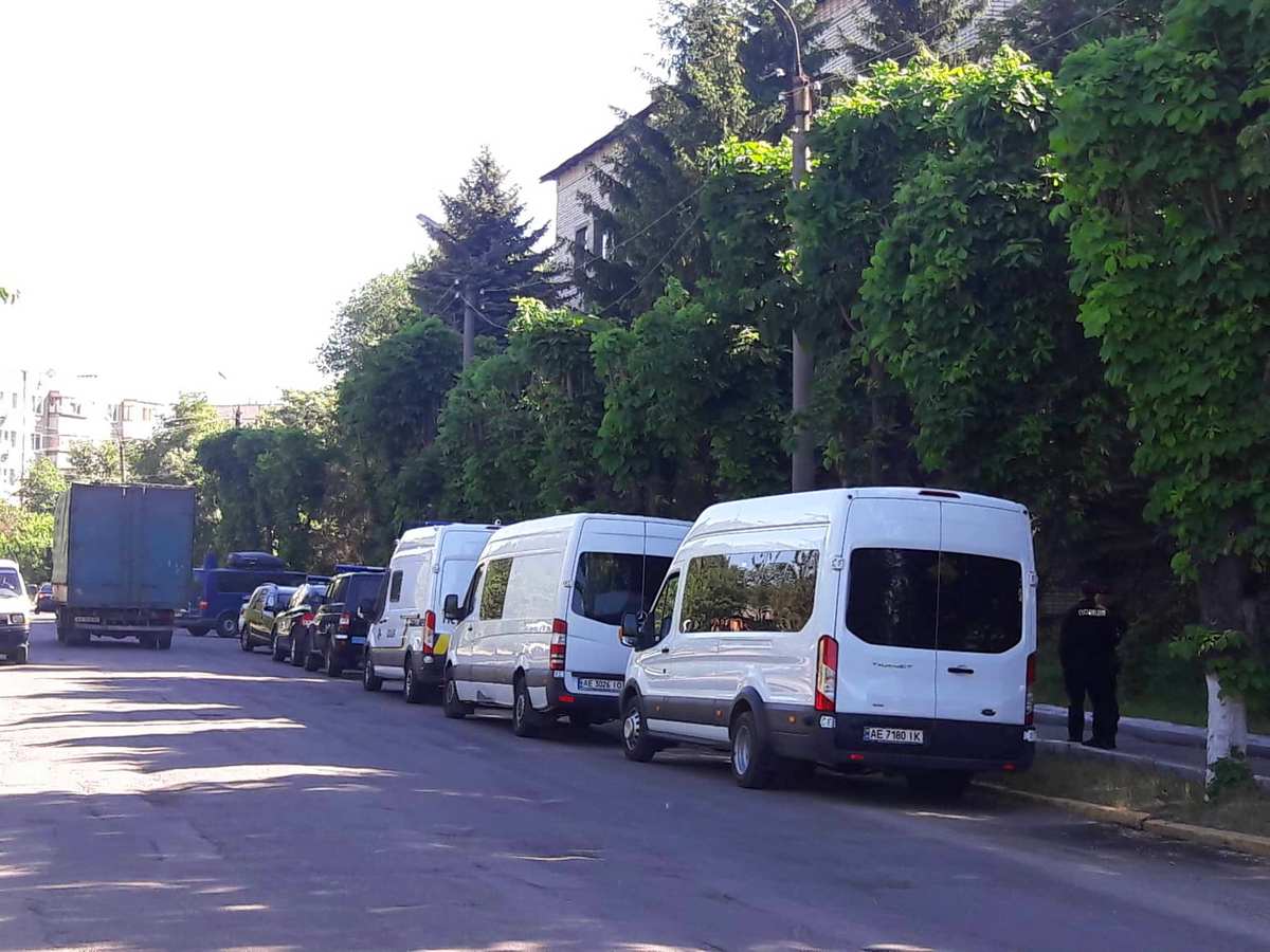 С самого утра к зданию полиции Никополя прибыло не одно авто с силовиками