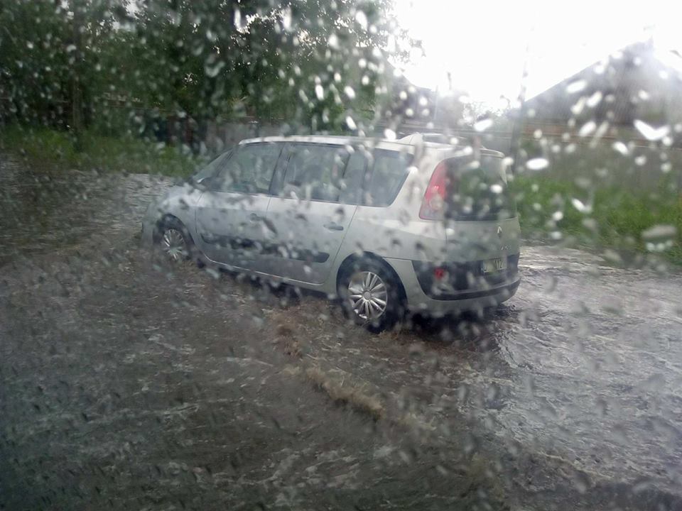 На Херсонской сфотографировать удалось только из окна. Припарковаться на данном участке дороги невозможно из-за ям залитых водой.