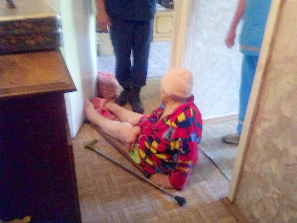80-летняя женщина упала в прихожей и не могла двигаться