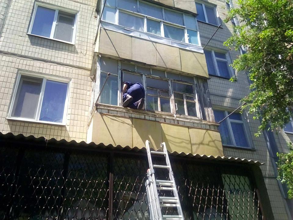  С помощью автолестницы спасатель  поднялся на второй  этаж и проник в квартиру женщины через балкон