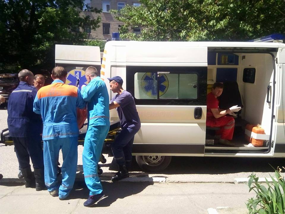 Женщину погрузили в карету скорой помощи 