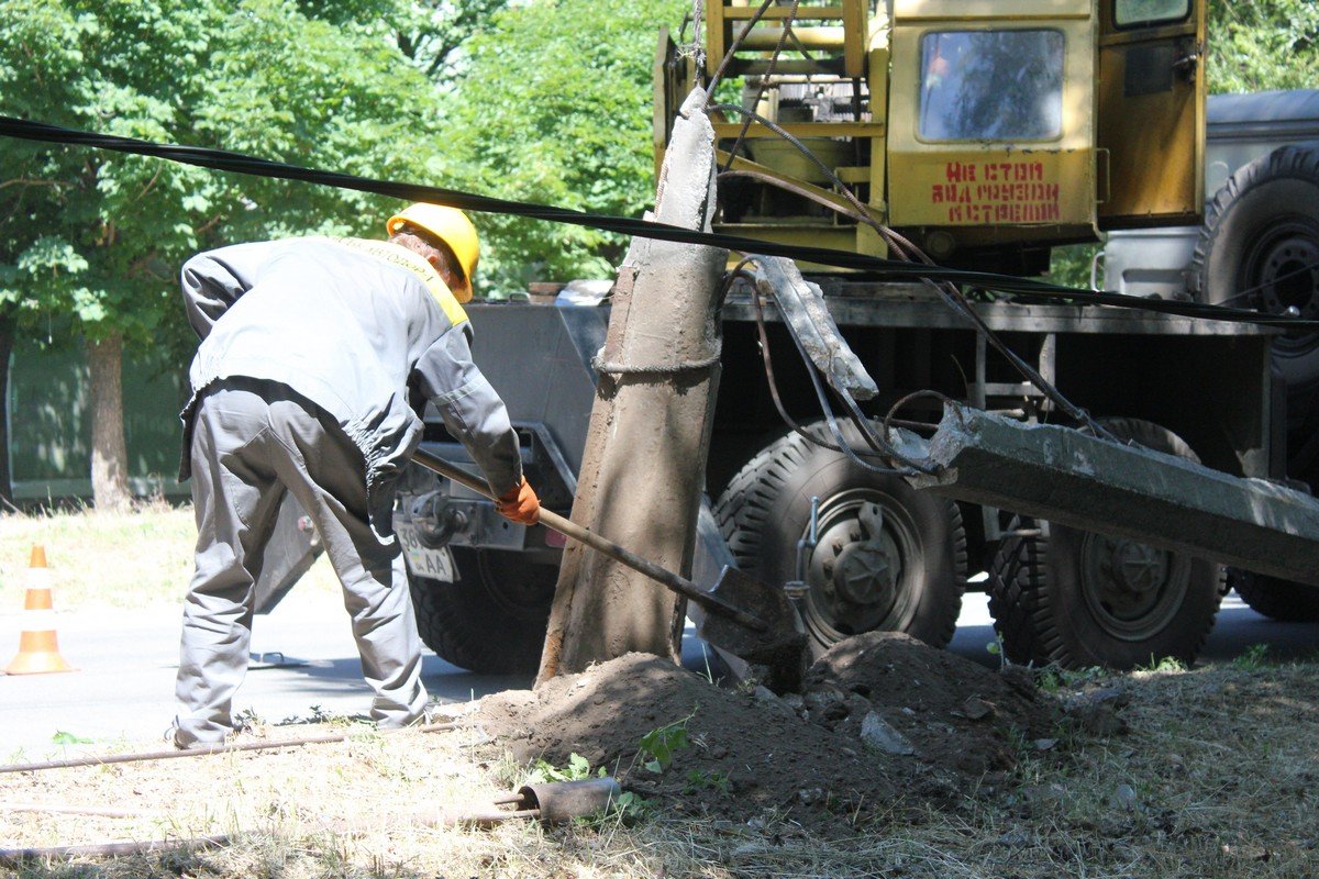Работники КП "Горавтодор-1" демонтируют столб