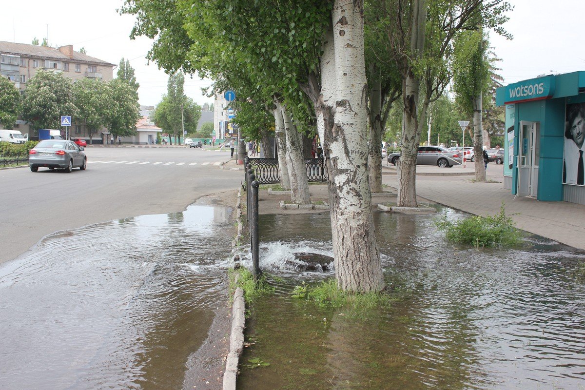 Центр Никополя заливает водой