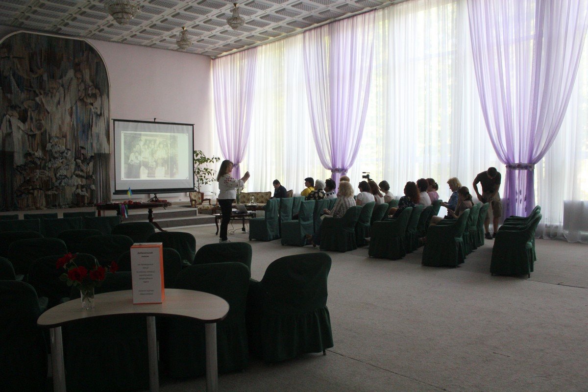 Помимо показа мастерица провела лекцию по истории традиционной украинской одежды