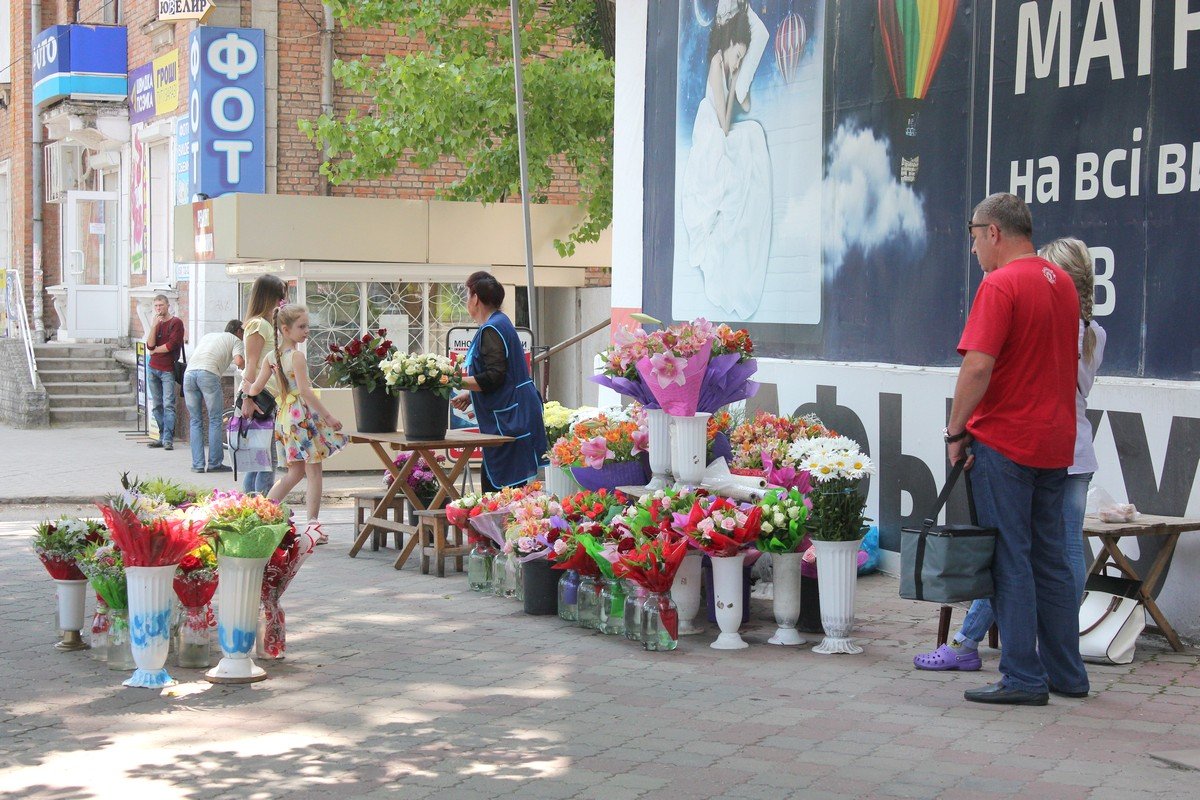 На Центральном универмаге торговлю цветами развернули прямо на улице