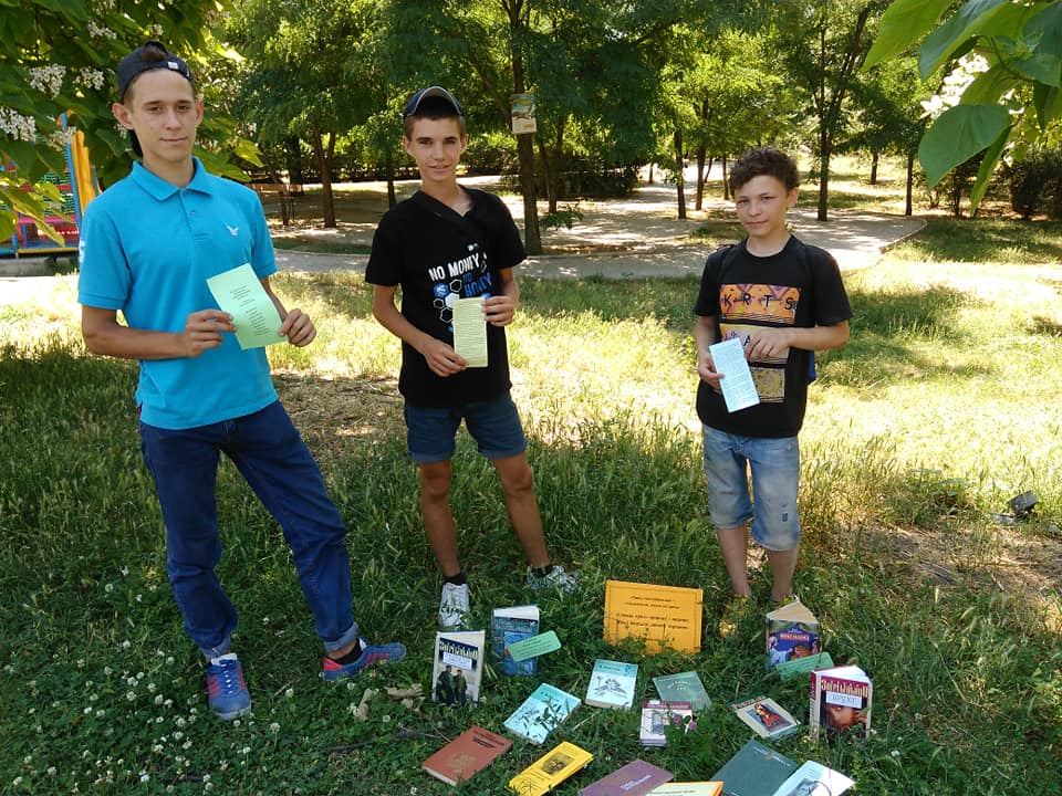 В Никополе организовали летнюю парковую библиотеку "Мир Загребельного"