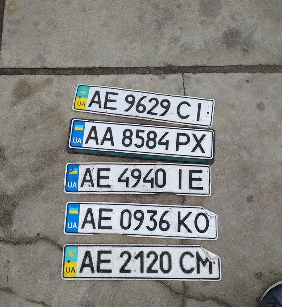 На улице Декабристов были найдены пять автомобильных номера 