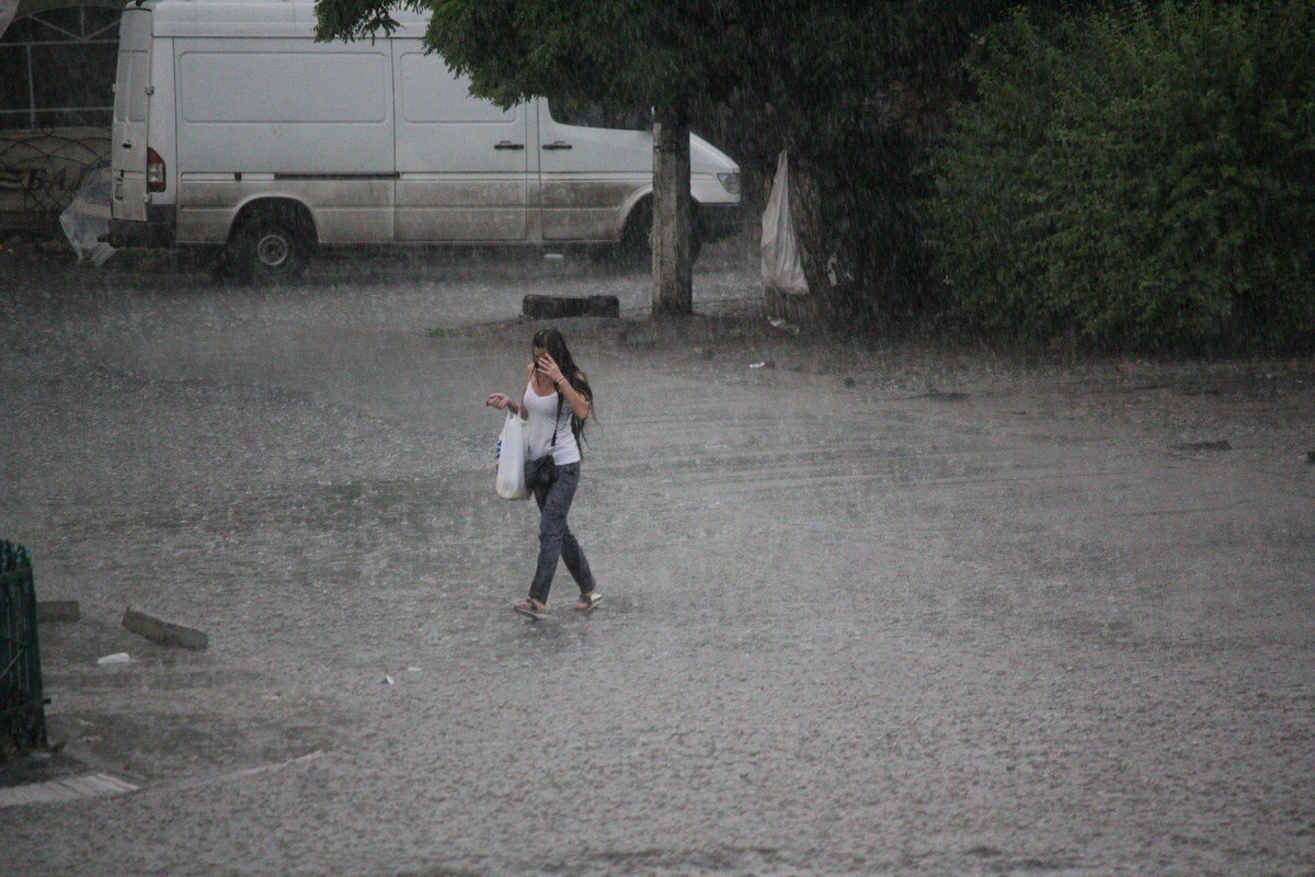 Мокрая девушка не танцует и не сохнет, дождь намочил ее полностью всю