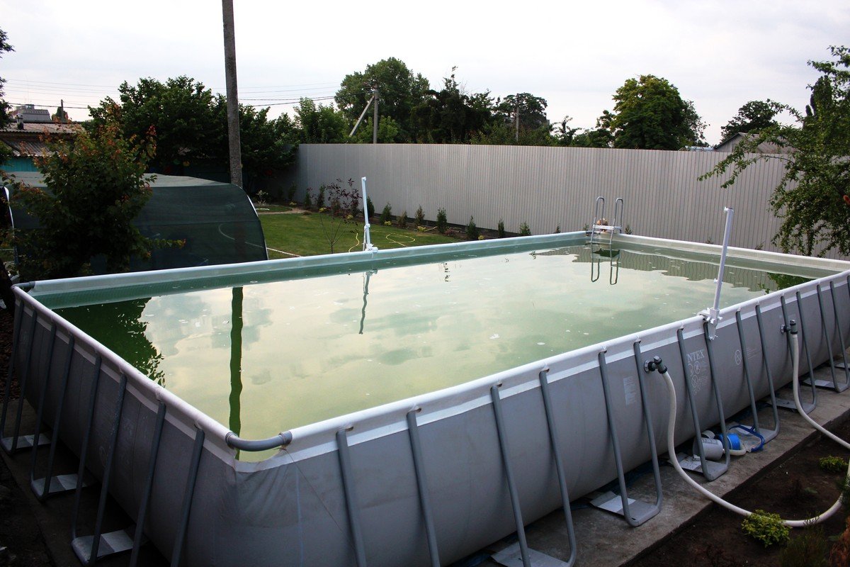 Просторный бассейн для взрослых с системой фильтрации