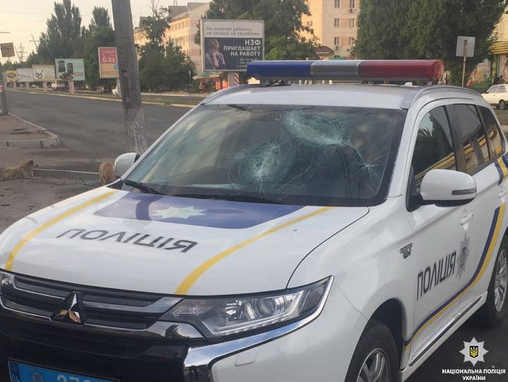В Никополе полиция задержала хулиганов, которые напали на полицейских и повредили служебный автомобиль