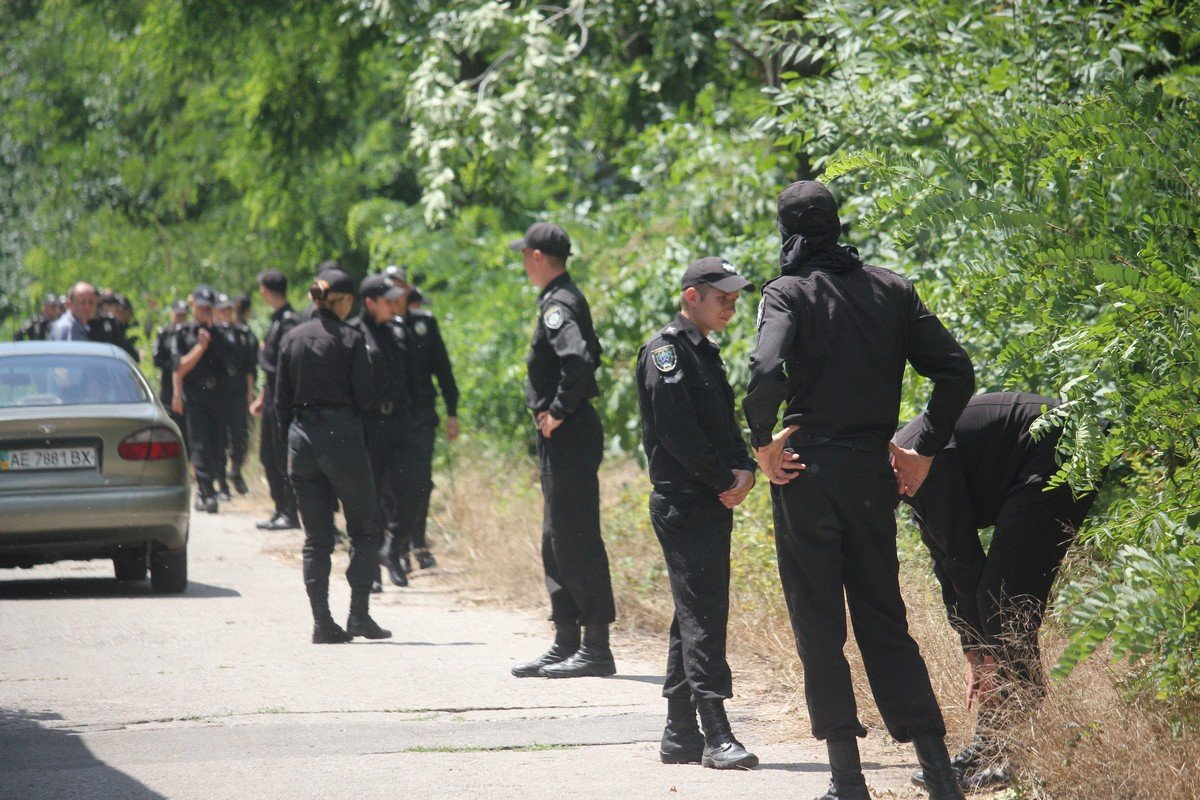Полиция прочесывала территорию возле зон отдыха и детского лагеря на Новопавловке