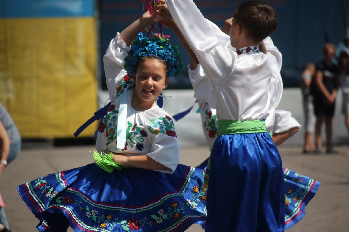Детский танцевальных коллектив поддержал праздничное настроение