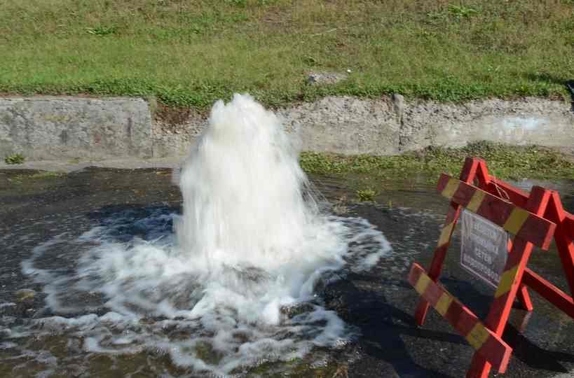В Никополе проводят промывку водопроводных сетей