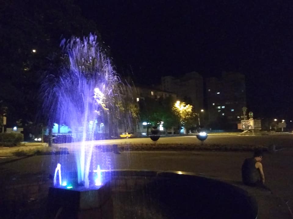 В центре Никополя прохожим подсвечивает лишь фонтан