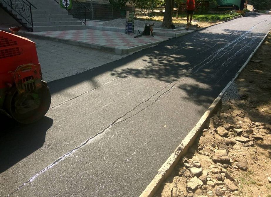 Подрядная организация обещает справиться с ремонтом тротуаров за две недели 