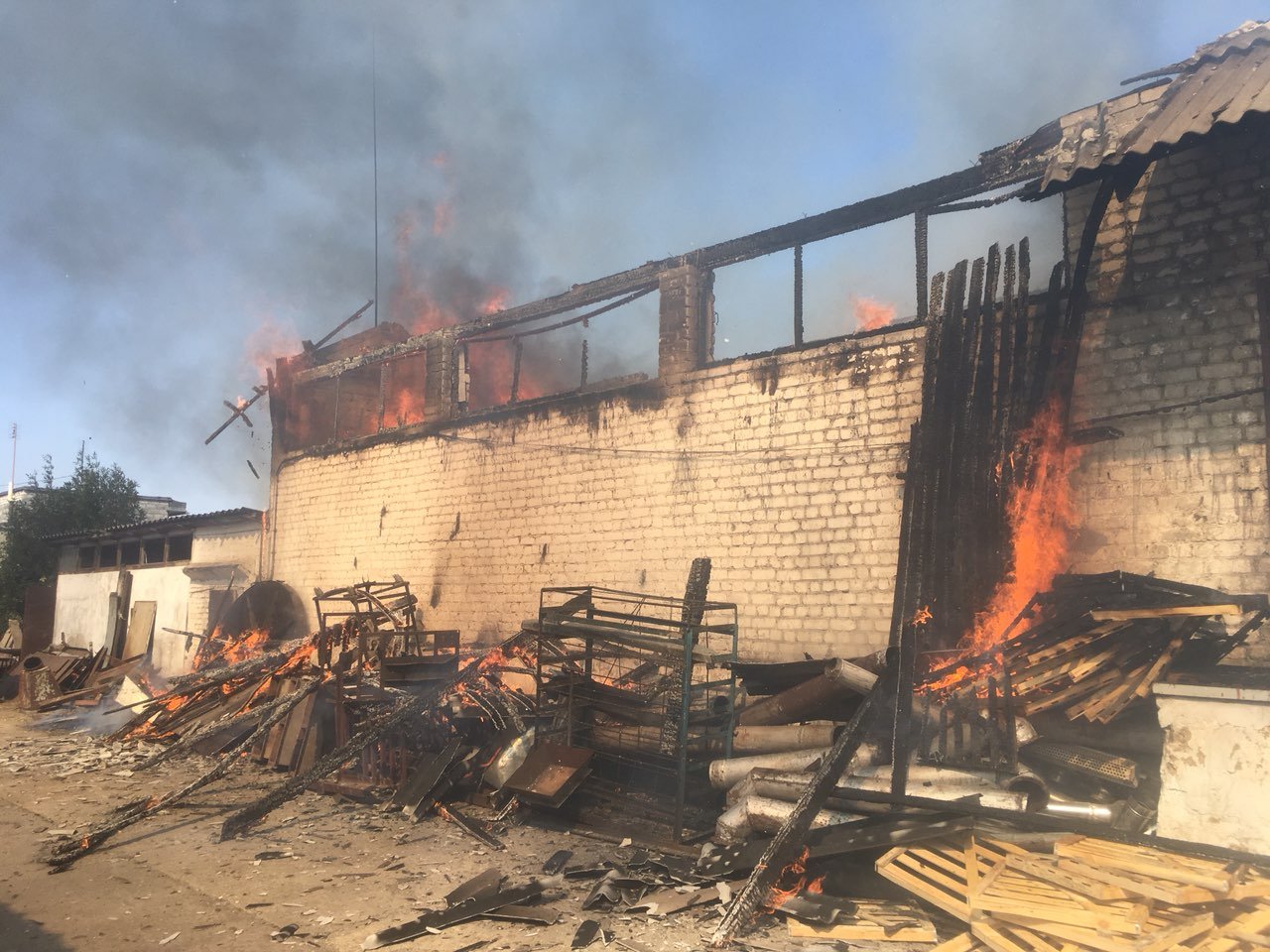 Огонь тушили 9 спасателей с помощью 3 единиц техники 