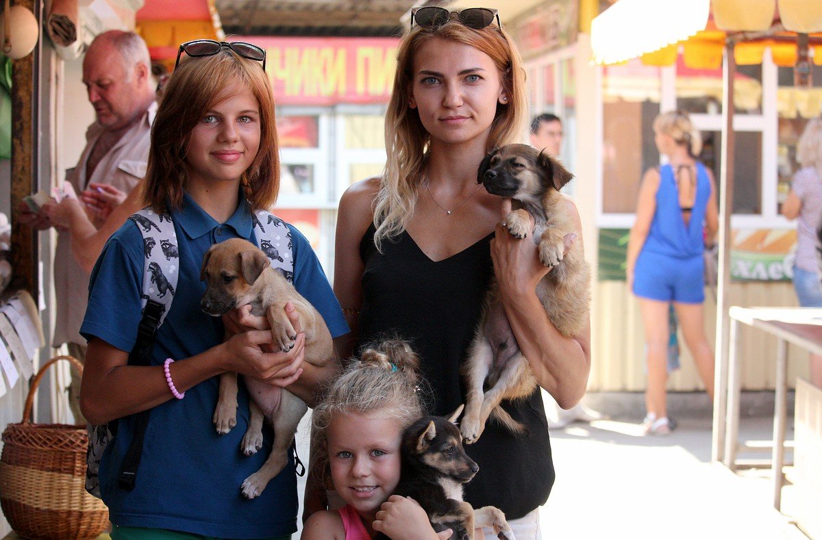 Волонтеры Благотворительного фонда «Никопольский приют для животных Шанс на жизнь» 