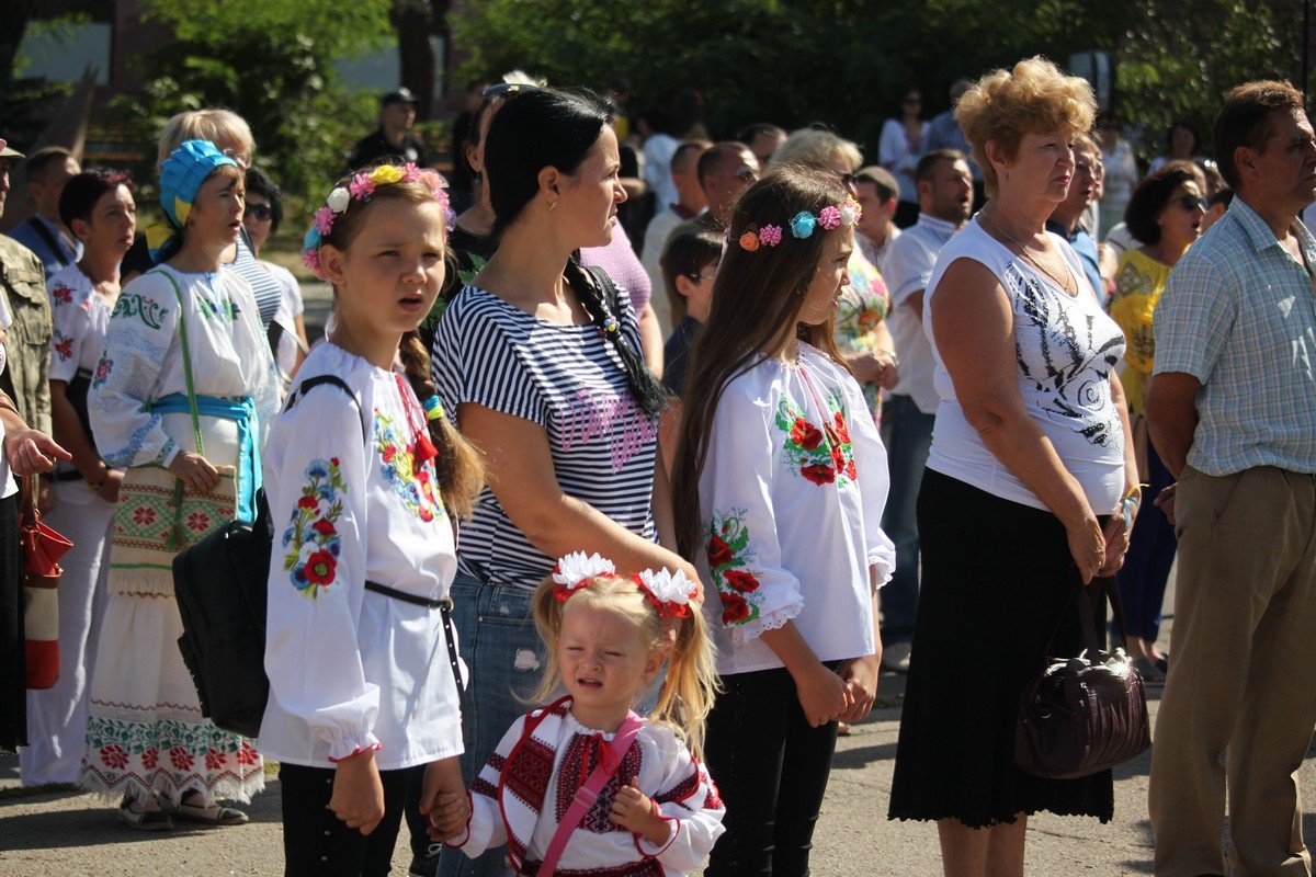 Радостные жители города в вышиванках стеклись к памятнику "Защитник Украины"