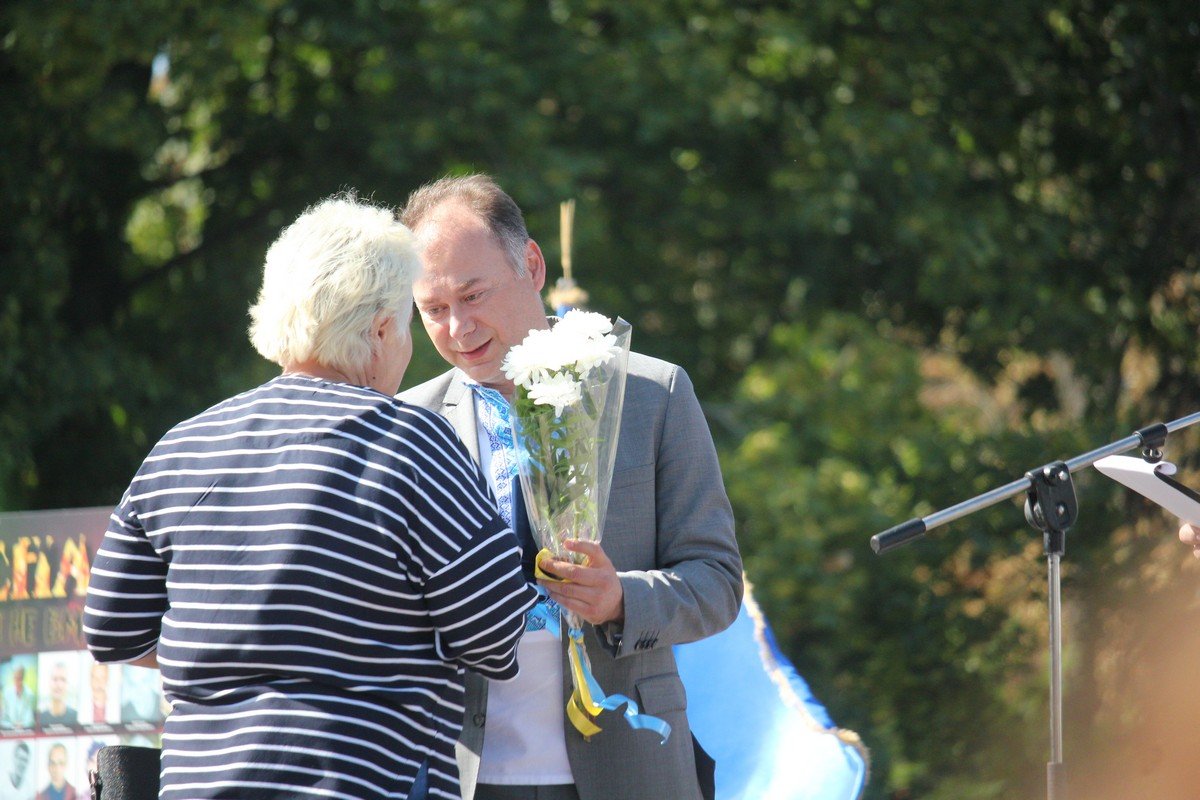 Мэр вручает награду матери участника боевых действий 