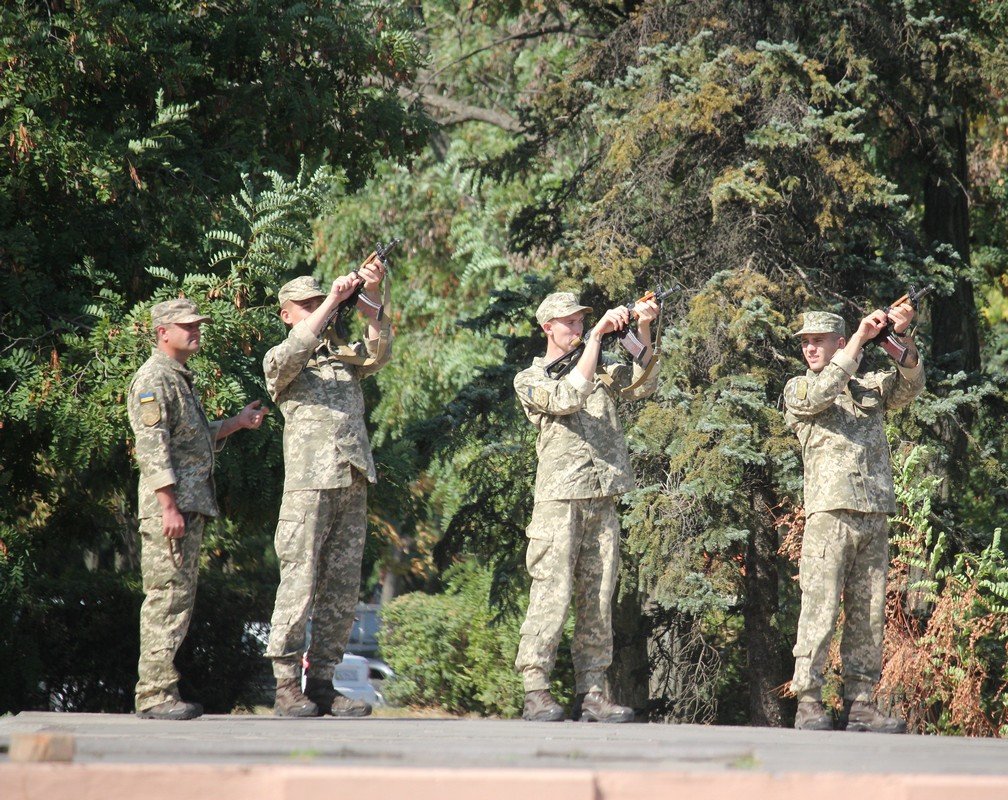 Торжество не обошлось без минуты молчания и военных залпов салюта в честь погибших на Востоке Украины