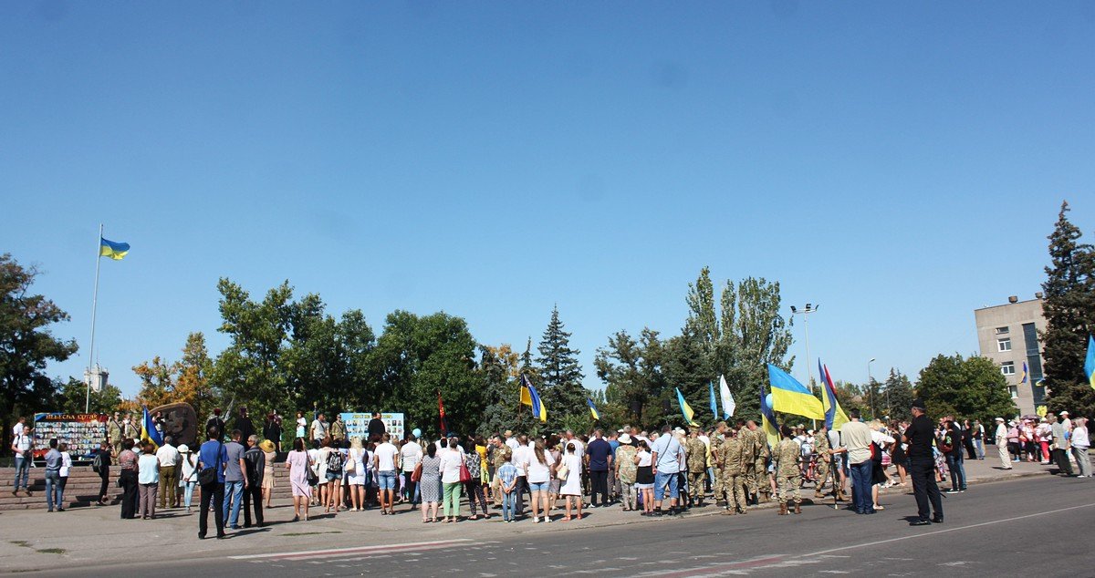 Возле памятника "Защитник Украины"