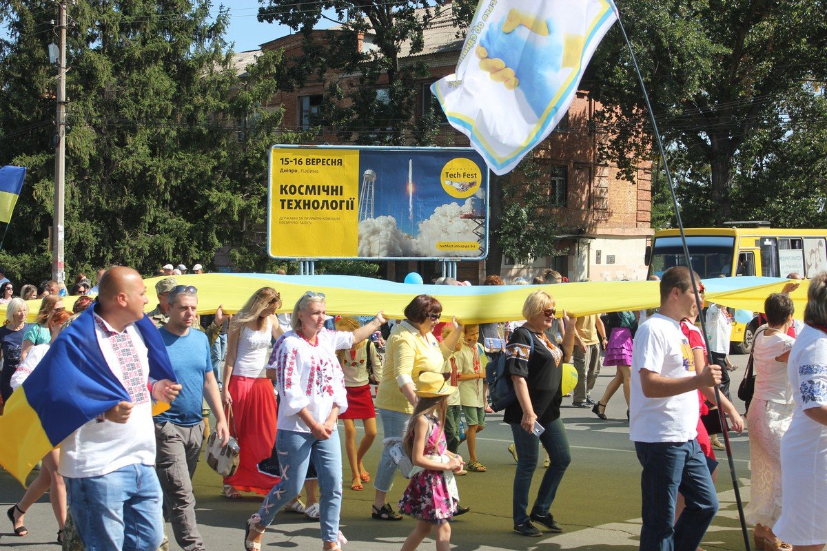 Перед стартом участники Марша растянули огромный флаг Украины