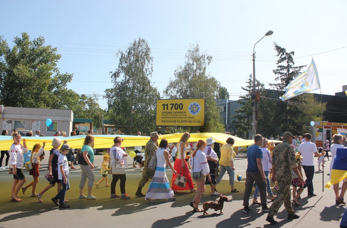 Колона с национальными флагами прошла от Европейской площади до памятника Богдану Хмельницкому