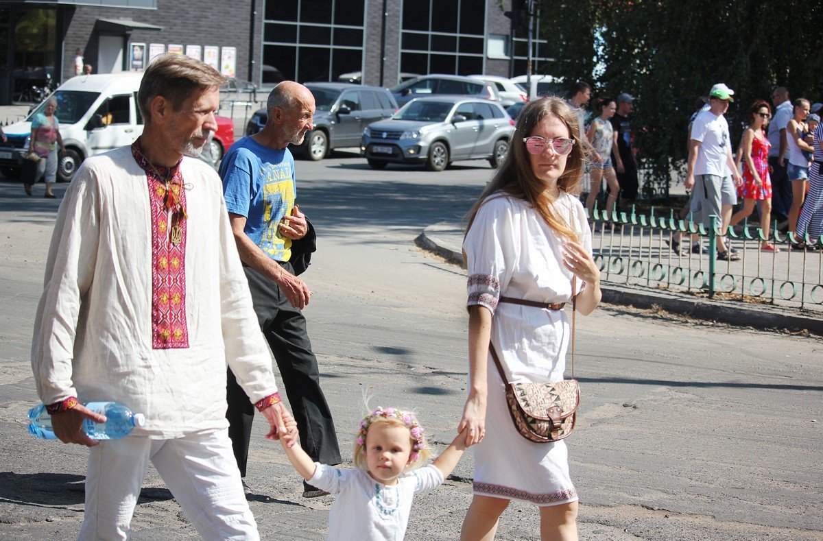 Жители Никополя в украинской одежде на Марш Независимости пришли семьями