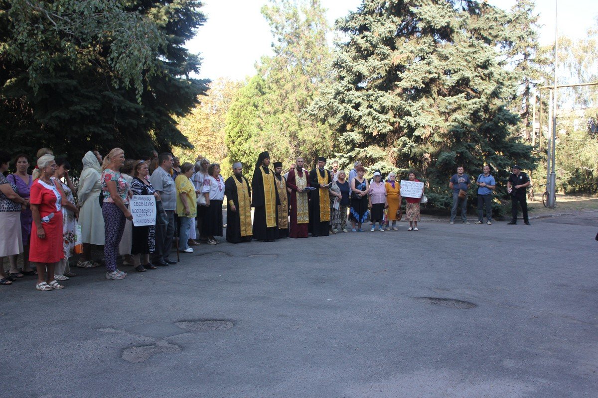 В Никополе возле городского совета устроили акцию протеста