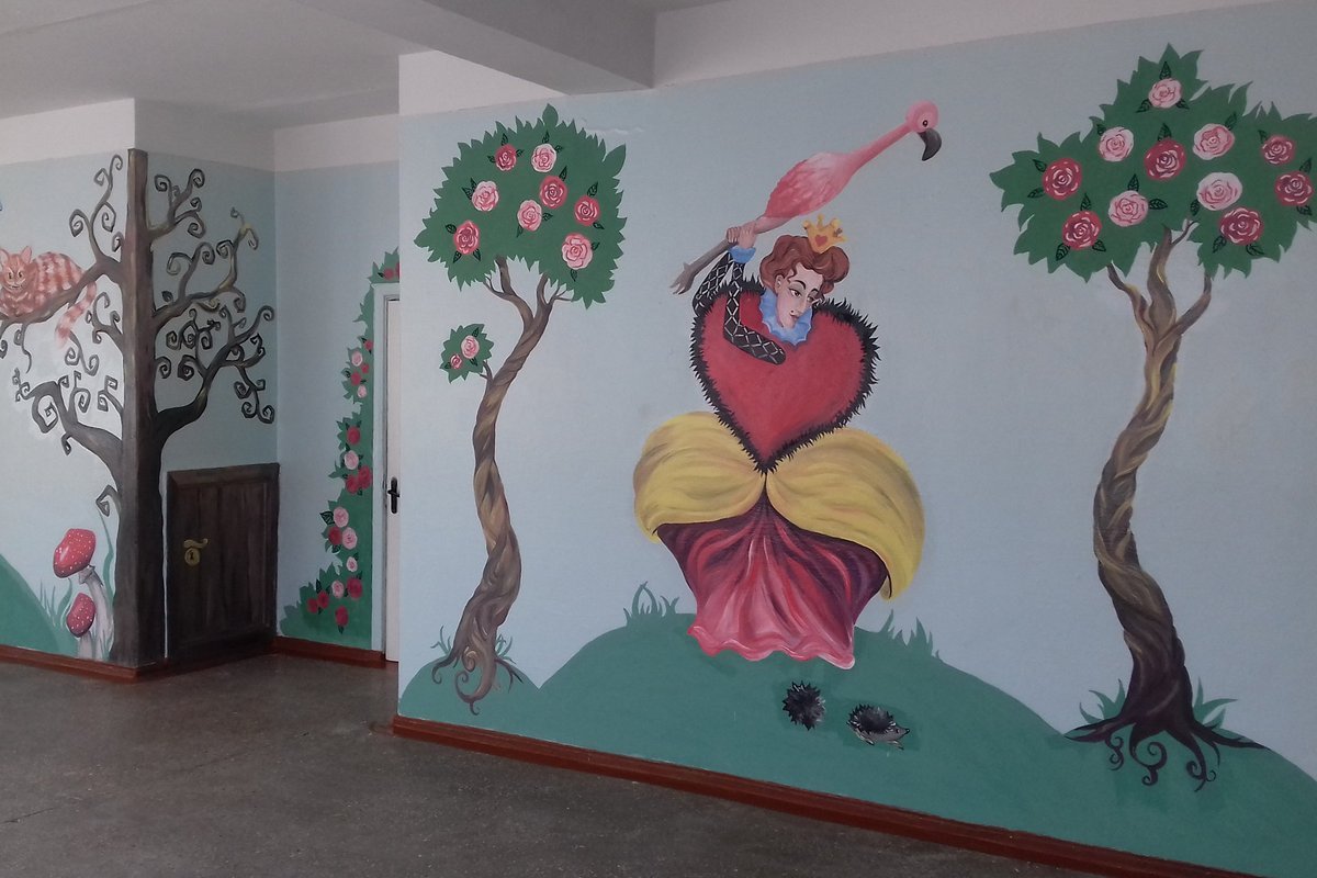 Благодаря педагогическому коллективу и родителям учащихся, стены школы №10 украсили профессиональные рисунки