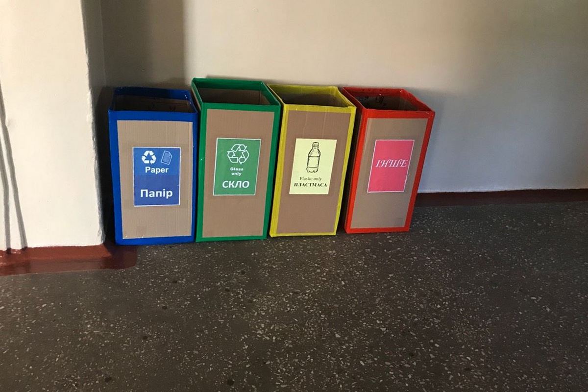 Контейнеры для сортировки мусора в школе №5