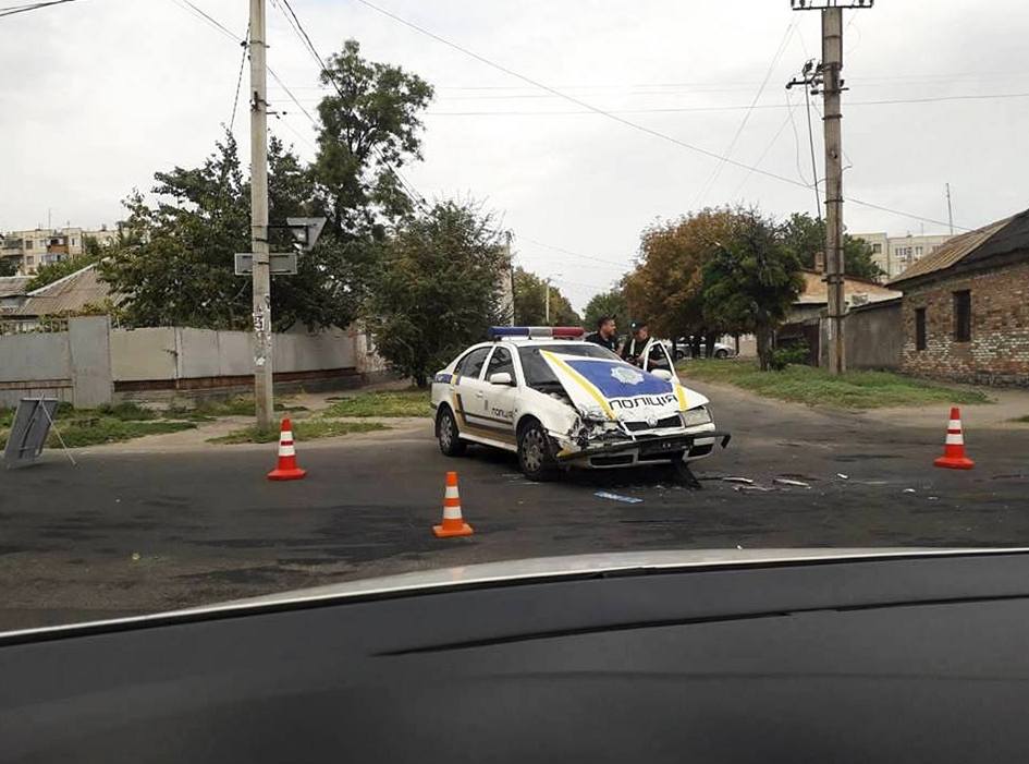 В результате ДТП автомобиль Skoda Octavia получил механические повреждения