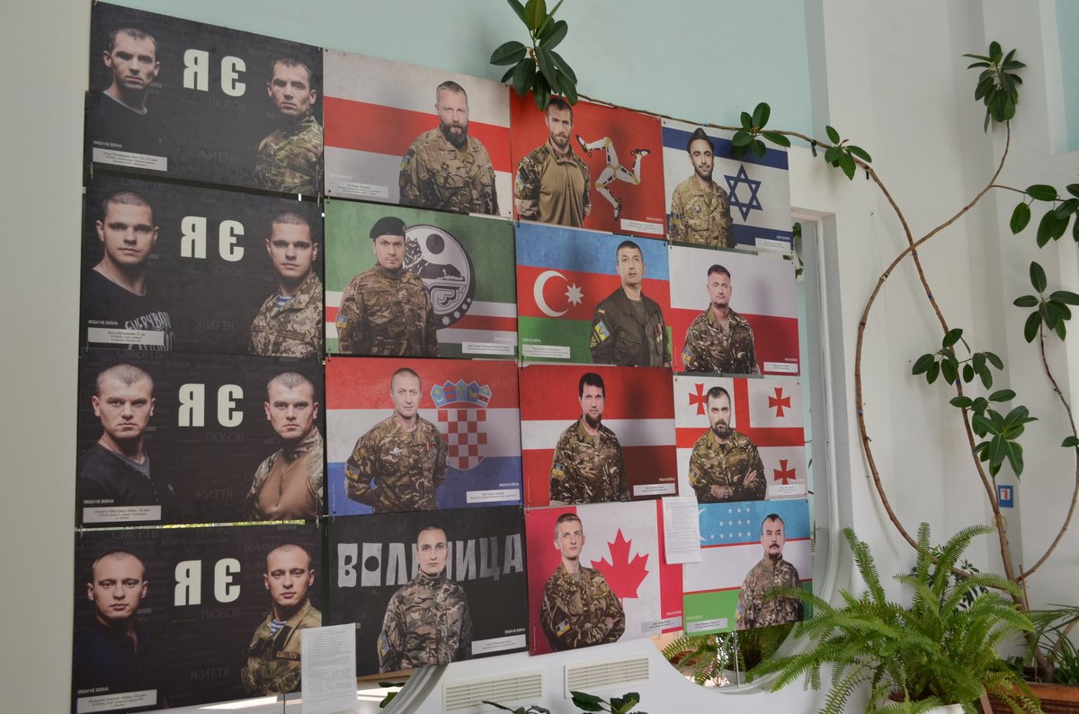 В Покрове открыли фотовыставку с портретами бойцов АТО