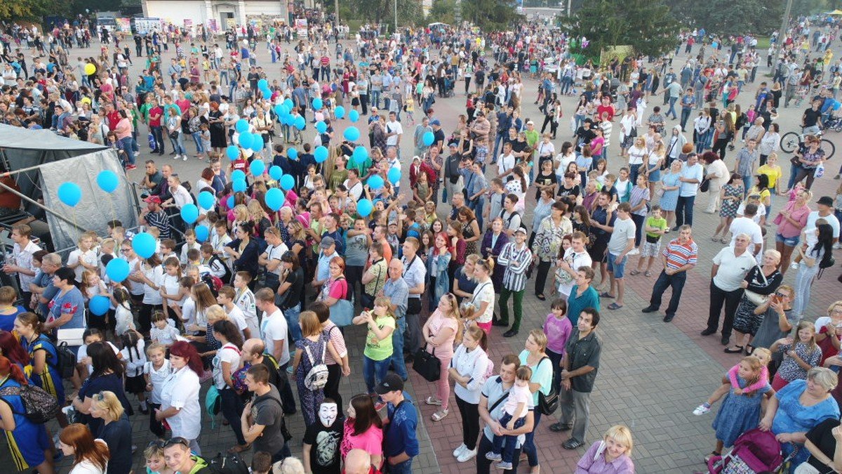 Сотни людей пришли на Европейскую площадь 